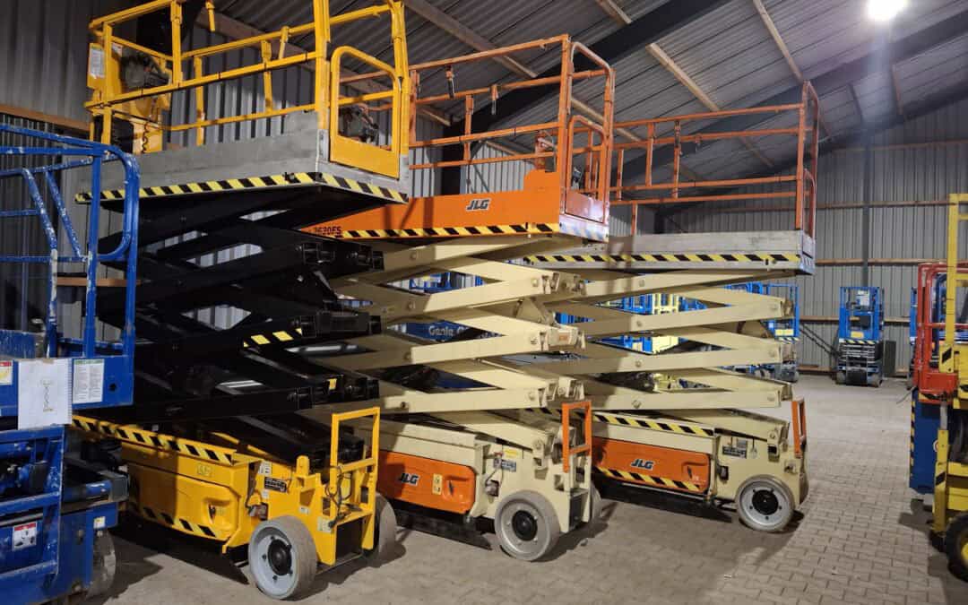 2x JLG 2630ES schaarhoogwerker hoogwerker werkhoogte +/-9.90 meter bouwjaar 2010  2008 prijs 4690 euro ex btw