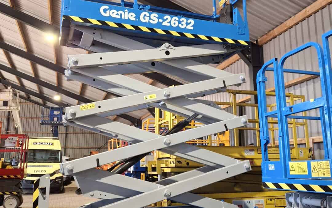 Genie GS2632 schaarhoogwerker werkhoogte van +/- 9.92 meter met 27p uur bouwjaar 2013 prijs 5690 ex btw